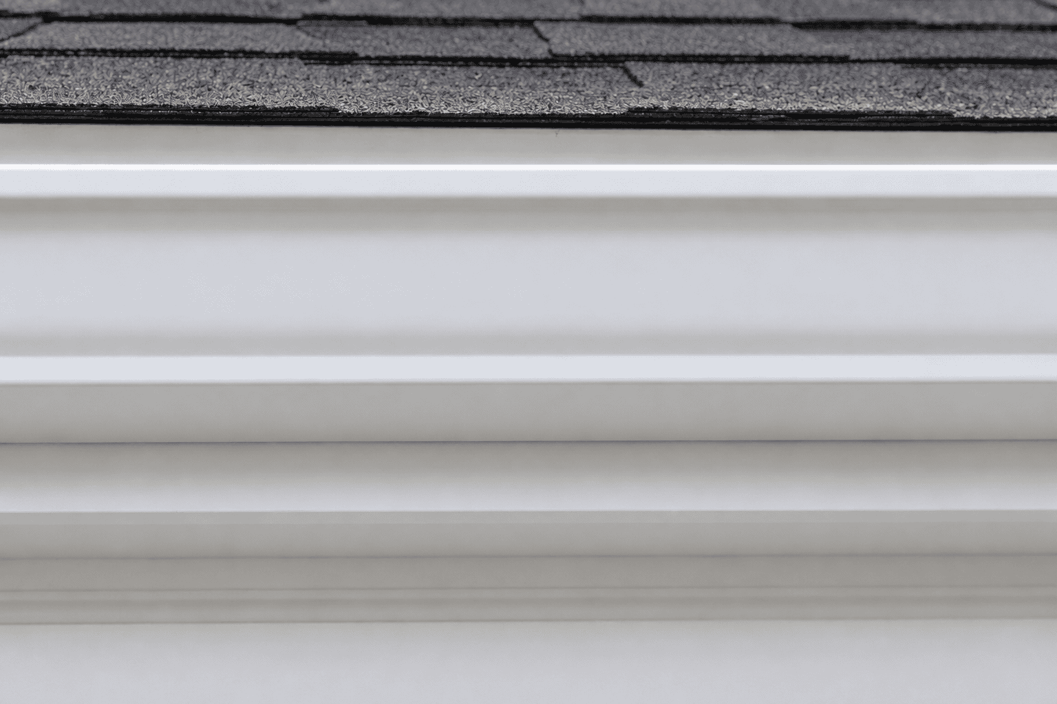 Close-up of vinyl siding cleaned with soft washing in Madison, GA.